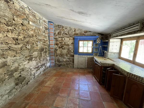 A RECONSTRUIRE Maison d'environ 100 m2 SUR 1156 m2 de terrain.