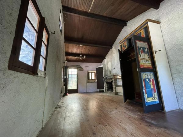 A RECONSTRUIRE Maison d'environ 100 m2 SUR 1156 m2 de terrain.
