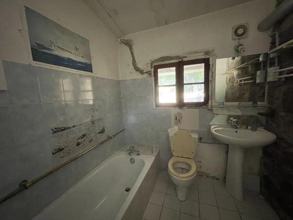 A RECONSTRUIRE Maison d'environ 100 m2 SUR 1156 m2 de terrain.
