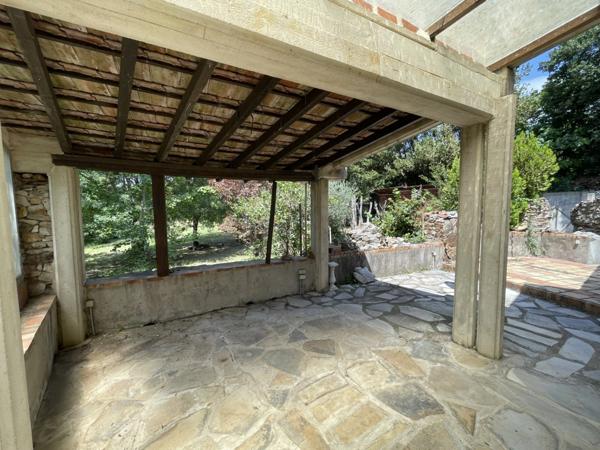 A RECONSTRUIRE Maison d'environ 100 m2 SUR 1156 m2 de terrain.