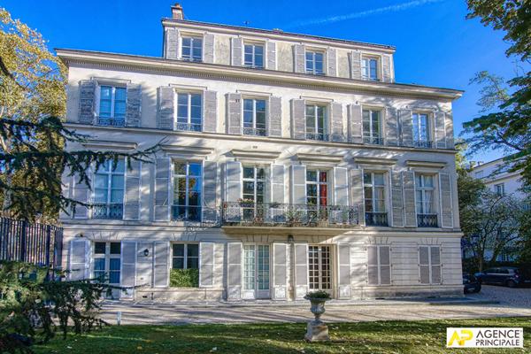 Versailles Notre-Dame Appartement 5 pièces 124m² situé au 2ème étage d'un hôtel Particulier avec cave et possibilité de stationnement €1 190 000 ** - Référence 25562