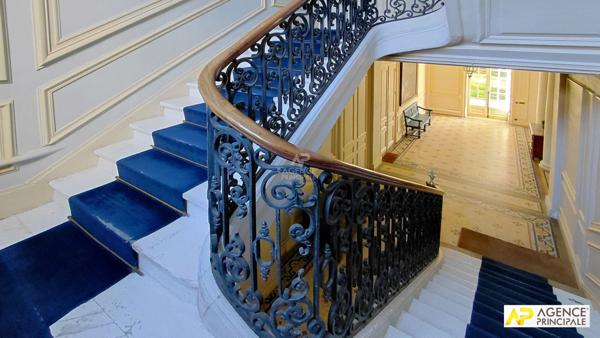 Versailles Notre-Dame Appartement 5 pièces 124m² situé au 2ème étage d'un hôtel Particulier avec cave et possibilité de stationnement €1 190 000 ** - Référence 25562