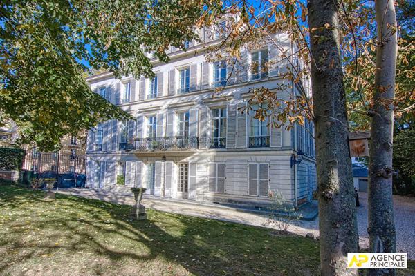 Versailles Notre-Dame Appartement 5 pièces 124m² situé au 2ème étage d'un hôtel Particulier avec cave et possibilité de stationnement €1 190 000 ** - Référence 25562