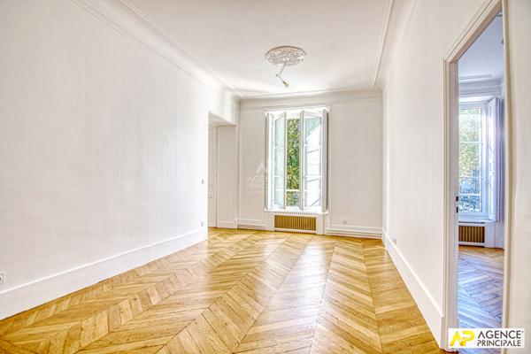 Versailles Notre-Dame Appartement 5 pièces 124m² situé au 2ème étage d'un hôtel Particulier avec cave et possibilité de stationnement €1 190 000 ** - Référence 25562