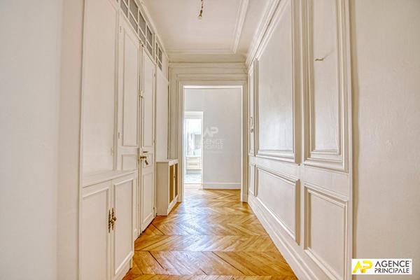 Versailles Notre-Dame Appartement 5 pièces 124m² situé au 2ème étage d'un hôtel Particulier avec cave et possibilité de stationnement €1 190 000 ** - Référence 25562