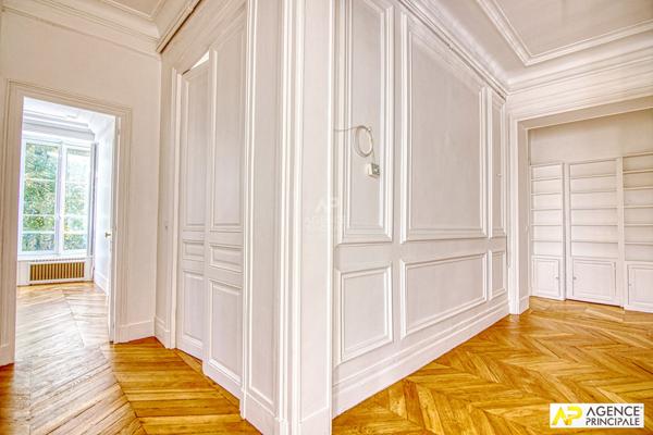 Versailles Notre-Dame Appartement 5 pièces 124m² situé au 2ème étage d'un hôtel Particulier avec cave et possibilité de stationnement €1 190 000 ** - Référence 25562