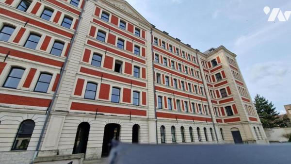 VIEUX LILLE - APPARTEMENT DE TYPE 3 DE 80.8 M2 AVEC PARKING - BEAUCOUP DE CHARME