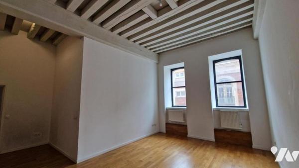 VIEUX LILLE - APPARTEMENT DE TYPE 3 DE 80.8 M2 AVEC PARKING - BEAUCOUP DE CHARME