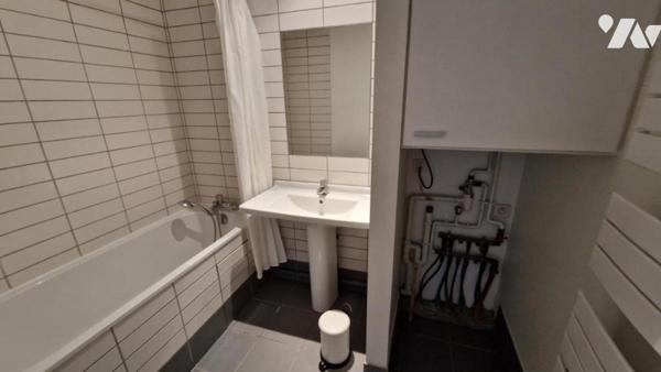 VIEUX LILLE - APPARTEMENT DE TYPE 3 DE 80.8 M2 AVEC PARKING - BEAUCOUP DE CHARME