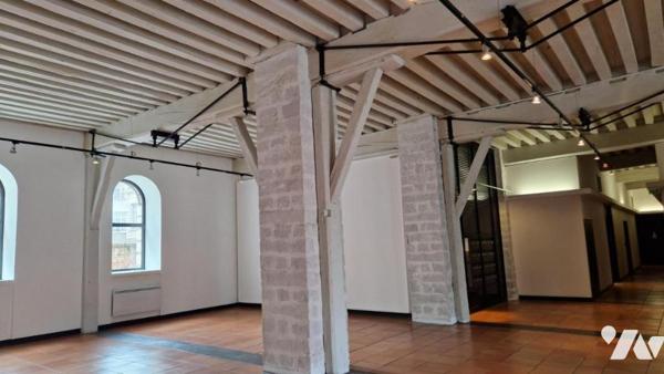 VIEUX LILLE - APPARTEMENT DE TYPE 3 DE 80.8 M2 AVEC PARKING - BEAUCOUP DE CHARME