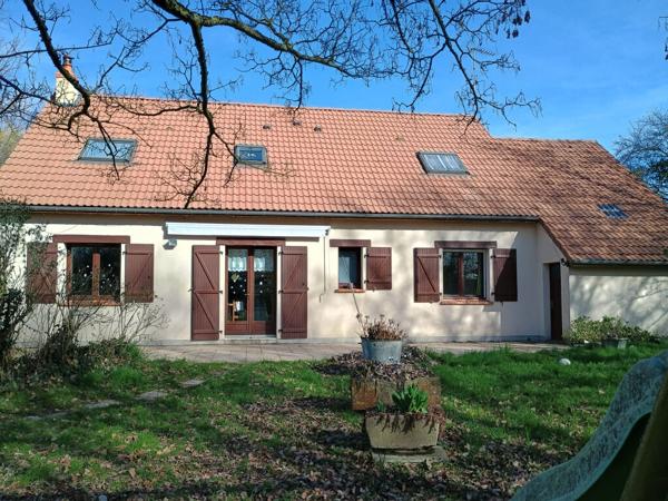 GRANDE MAISON FAMILIALE DANS BEL ENVIRONNEMENT