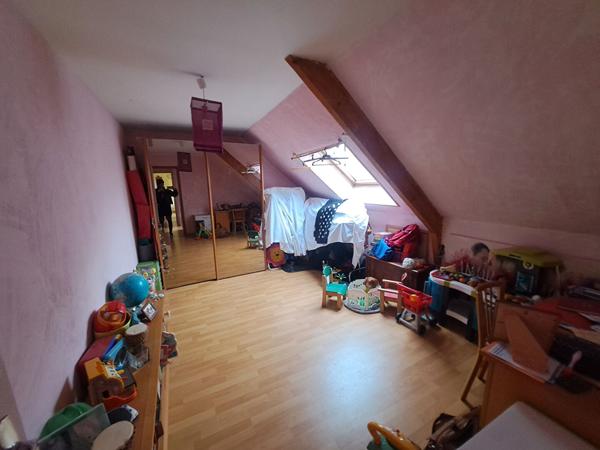 GRANDE MAISON FAMILIALE DANS BEL ENVIRONNEMENT