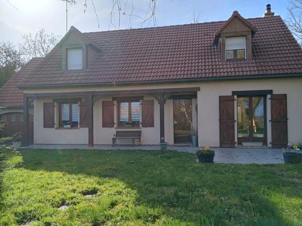 GRANDE MAISON FAMILIALE DANS BEL ENVIRONNEMENT