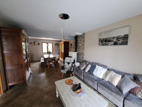 GRANDE MAISON FAMILIALE DANS BEL ENVIRONNEMENT