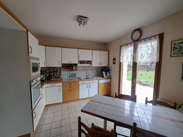 GRANDE MAISON FAMILIALE DANS BEL ENVIRONNEMENT