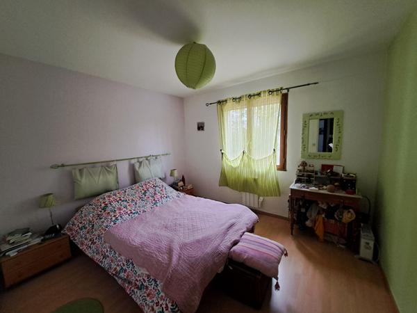 GRANDE MAISON FAMILIALE DANS BEL ENVIRONNEMENT