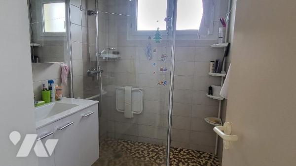 Maison individuelle occupée avec étang