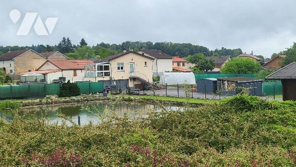 Maison individuelle occupée avec étang