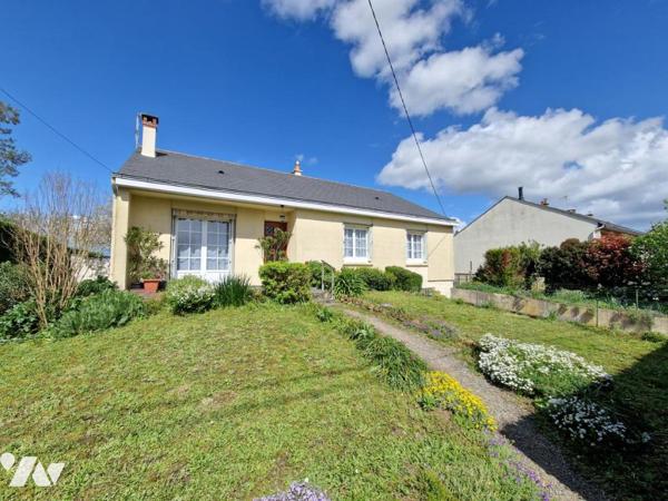 Maison de Bourg avec sous-sol et dépendances. 