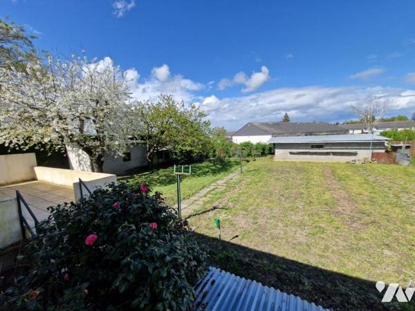 Maison de Bourg avec sous-sol et dépendances. 