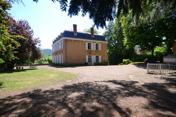 NORD OUEST LYONNAIS, PROPRIETE DE FAMILLE, 600 m² hab., - Parc clos et arboré 4 900 m²