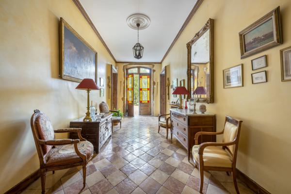 NORD OUEST LYONNAIS, PROPRIETE DE FAMILLE, 600 m² hab., - Parc clos et arboré 4 900 m²