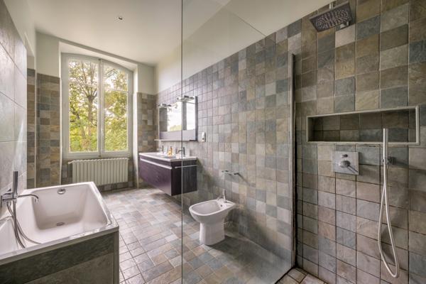 NORD OUEST LYONNAIS, PROPRIETE DE FAMILLE, 600 m² hab., - Parc clos et arboré 4 900 m²