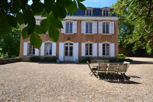 NORD OUEST LYONNAIS, PROPRIETE DE FAMILLE, 600 m² hab., - Parc clos et arboré 4 900 m²