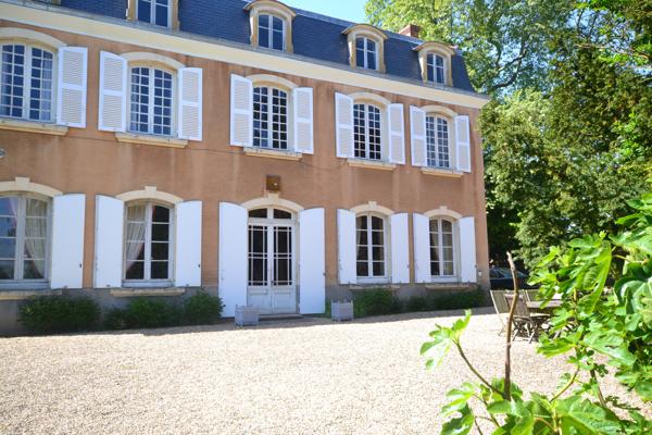 NORD OUEST LYONNAIS, PROPRIETE DE FAMILLE, 600 m² hab., - Parc clos et arboré 4 900 m²