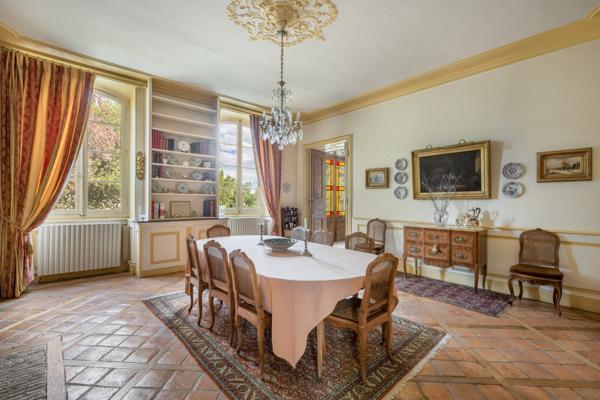 NORD OUEST LYONNAIS, PROPRIETE DE FAMILLE, 600 m² hab., - Parc clos et arboré 4 900 m²