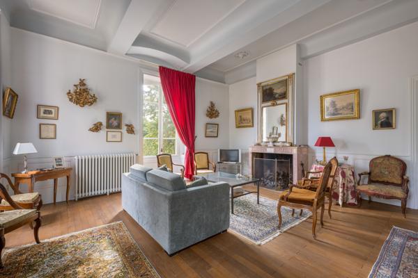 NORD OUEST LYONNAIS, PROPRIETE DE FAMILLE, 600 m² hab., - Parc clos et arboré 4 900 m²