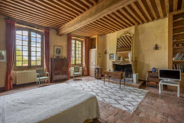 NORD OUEST LYONNAIS, PROPRIETE DE FAMILLE, 600 m² hab., - Parc clos et arboré 4 900 m²
