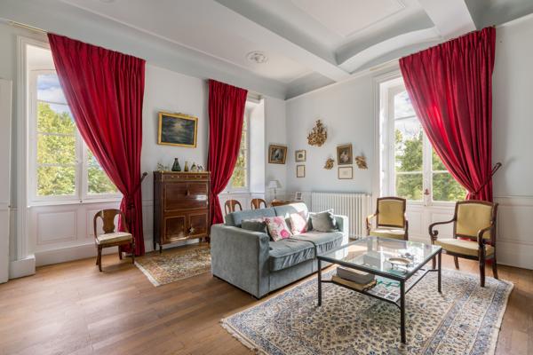 NORD OUEST LYONNAIS, PROPRIETE DE FAMILLE, 600 m² hab., - Parc clos et arboré 4 900 m²