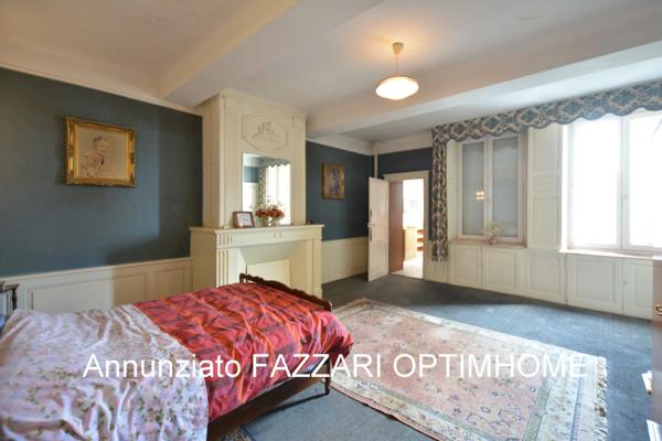 À vendre en exclusivité : Grande maison de ville historique à rénover, avec commerce – centre-ville de Stenay (proche Belgique et Luxembourg)