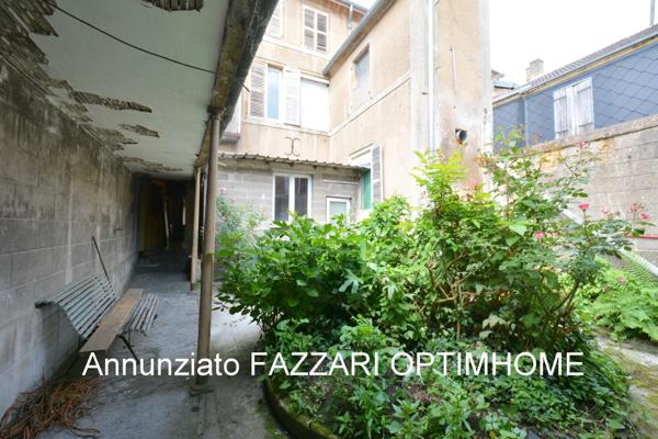 À vendre en exclusivité : Grande maison de ville historique à rénover, avec commerce – centre-ville de Stenay (proche Belgique et Luxembourg)