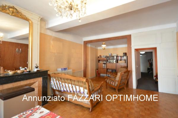 À vendre en exclusivité : Grande maison de ville historique à rénover, avec commerce – centre-ville de Stenay (proche Belgique et Luxembourg)