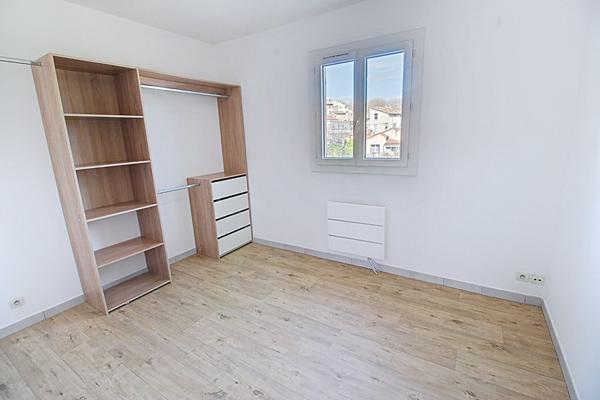 A VENDRE à LORGUES un appartement 72 m² 3 pièces + 2 places de stationnement en sous-sol