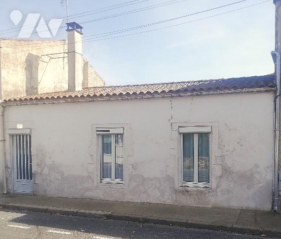 En centre-ville maison ancienne de plain-pied avec dépendances et jardin à vendre en viager occupé.