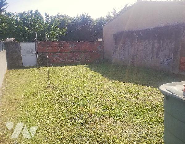 En centre-ville maison ancienne de plain-pied avec dépendances et jardin à vendre en viager occupé.