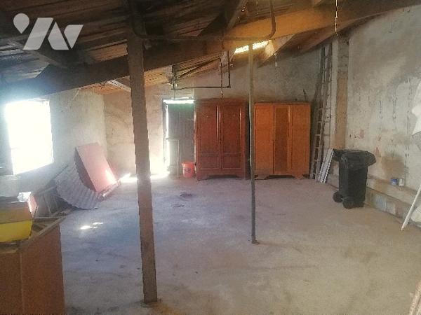 En centre-ville maison ancienne de plain-pied avec dépendances et jardin à vendre en viager occupé.