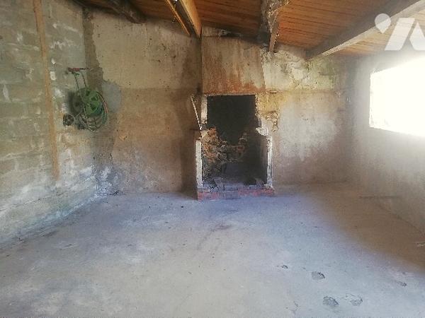 En centre-ville maison ancienne de plain-pied avec dépendances et jardin à vendre en viager occupé.