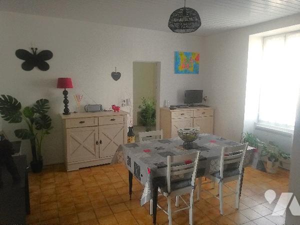 En centre-ville maison ancienne de plain-pied avec dépendances et jardin à vendre en viager occupé.