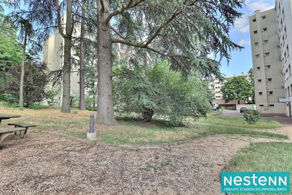 Appartement de type 3 de 80 m² avec balcon et stationnement à Sainte-Foy-lès-Lyon