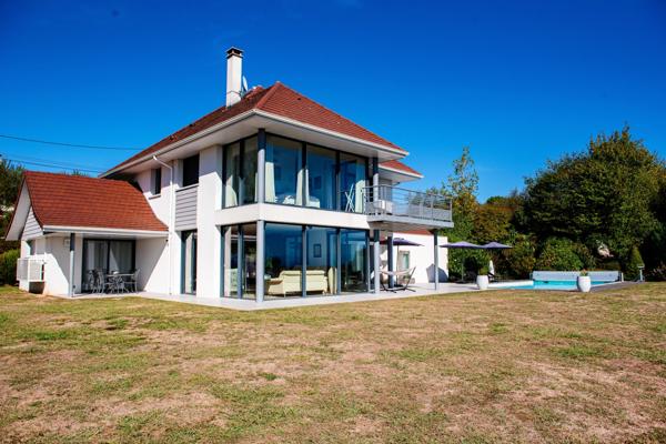 Magnifique maison d'architecte perchée sur les hauteurs face aux Pyrénées