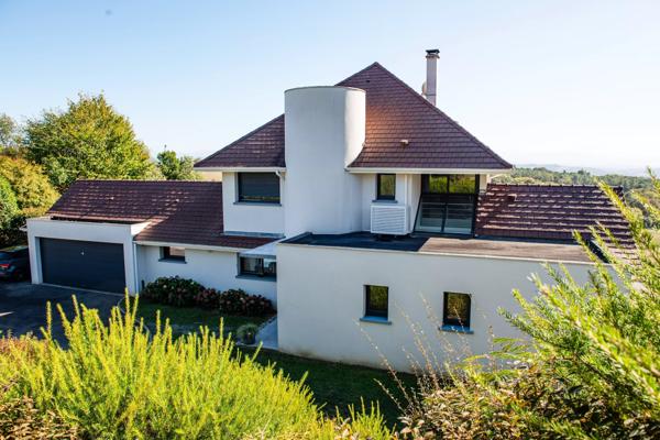 Magnifique maison d'architecte perchée sur les hauteurs face aux Pyrénées
