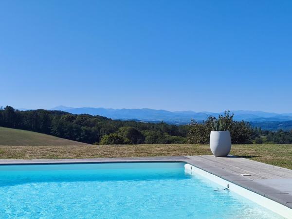 Magnifique maison d'architecte perchée sur les hauteurs face aux Pyrénées