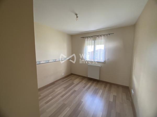 Maison de plain pieds avec entrepôt.