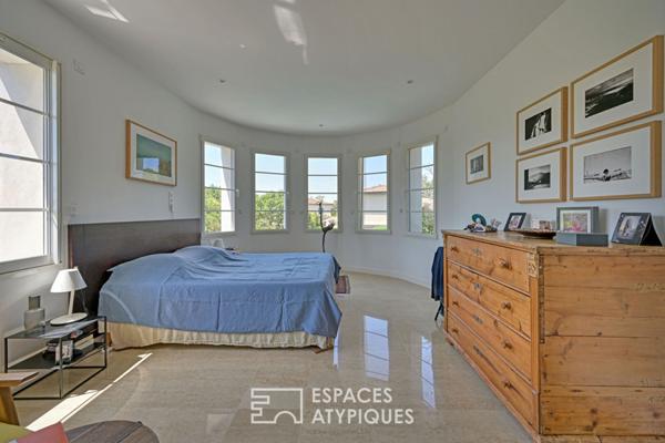 Charme de l’ancien et design contemporain pour cette villa de standing avec piscine