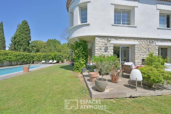 Charme de l’ancien et design contemporain pour cette villa de standing avec piscine