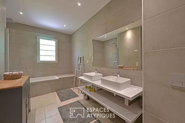 Charme de l’ancien et design contemporain pour cette villa de standing avec piscine